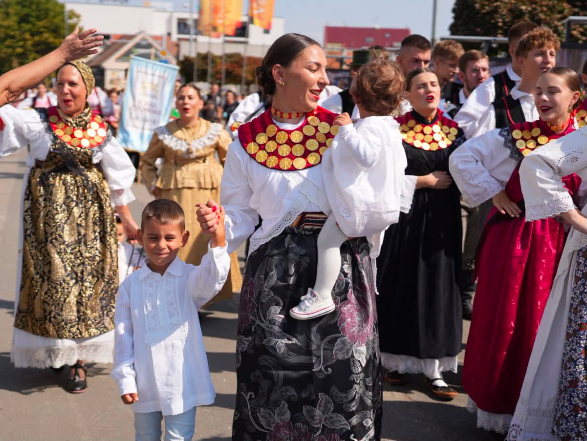 Vinkovačke jeseni okupile tisuće sudionika: Tradicija, folklor i slavonsko  gostoprimstvo uz bogat program od 11. do 20. rujna